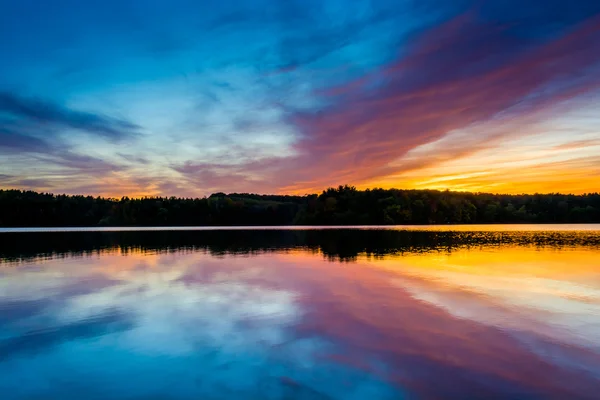 Tramonto riflettente in Long Arm Reservoir, Pennsylvania . — Foto Stock