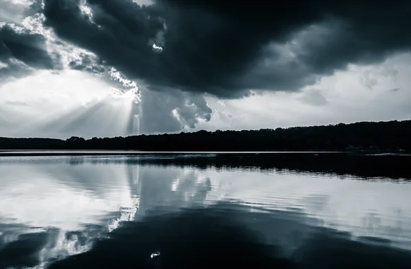 Solnedgången speglar i pinchot sjö, vid gifford pinchot state park — Stockfoto