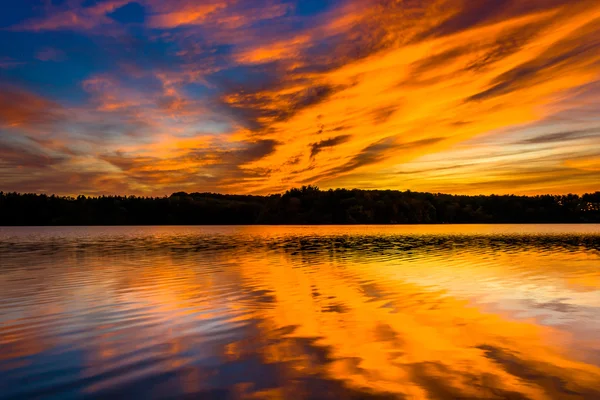 Solnedgången speglar i långa arm reservoar, pennsylvania. — Stockfoto