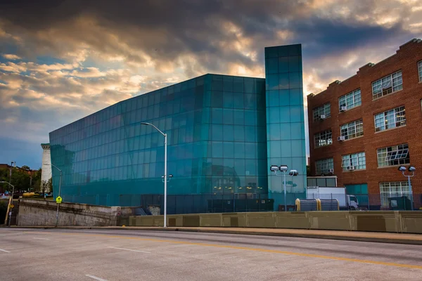 Sunset sky over Howard Street and buildings at the Maryland Inst — Stock Photo, Image