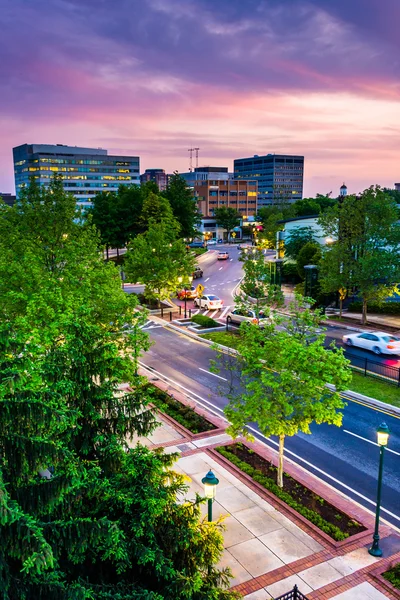 Céu do por do sol sobre edifícios em Towson, Maryland . — Fotografia de Stock