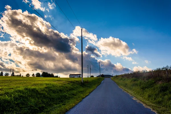 Tramonto cielo su una strada di campagna vicino a Cross Roads, Pennsylvania . — Foto Stock