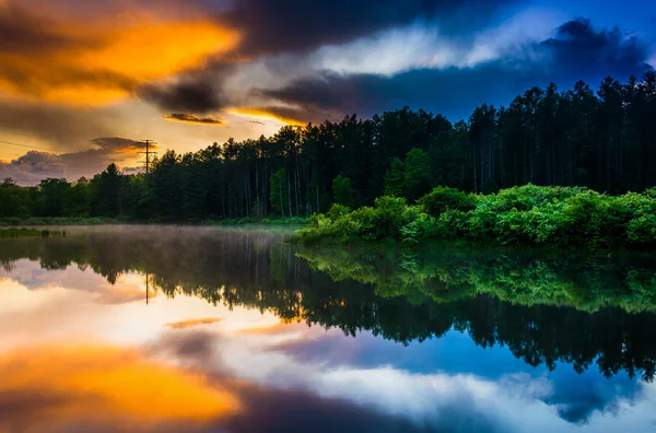 Cielo al tramonto che si riflette in uno stagno a Delaware Water Gap National R — Foto Stock