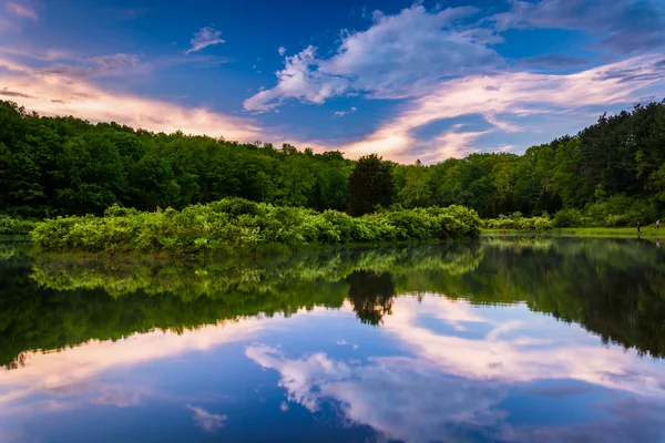 Coucher de soleil reflétant dans un étang à Delaware Water Gap National R — Photo