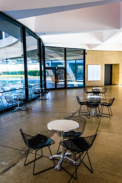 Tables and chairs in the Hirshhorn Museum, Washington, DC. — Stock Photo, Image