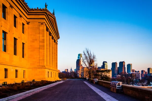 Konstmuseum och skyline vid solnedgången i philadelphia, pennsylva — Stockfoto