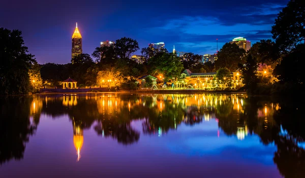 El horizonte de Atlanta reflejado en el lago Clara Meer en el Piamonte Pa — Foto de Stock