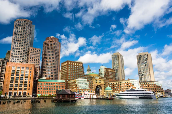 De boston skyline, gezien vanuit fort punt. — Stockfoto