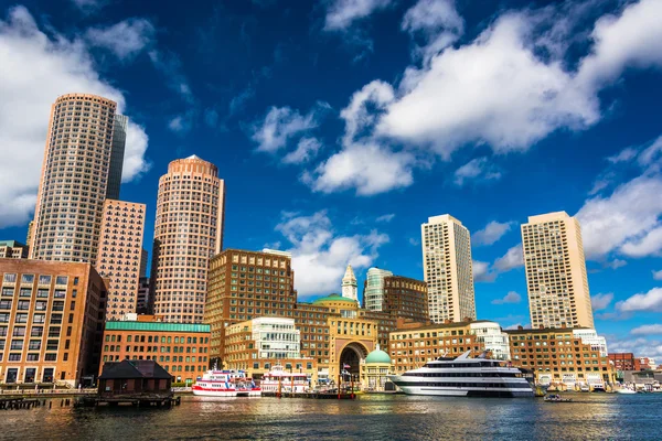 De boston skyline, gezien vanuit fort punt. — Stockfoto