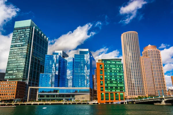 boston manzarası, fort point kanal genelinde görüldü.