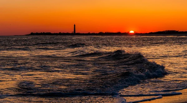 El faro de Cape May Point y las olas en el Atlántico al atardecer — Foto de Stock