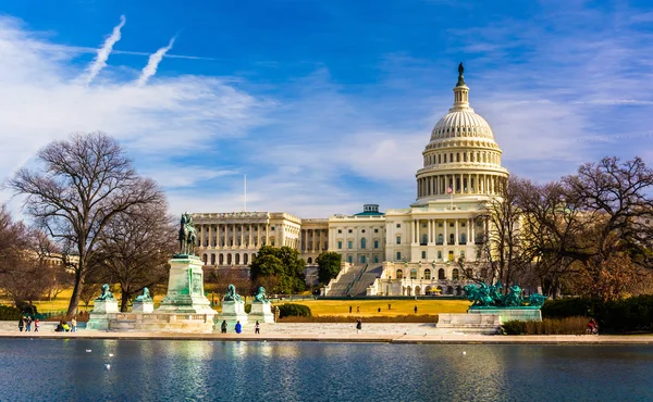 Kapitol a odrážející bazénu ve Washingtonu, dc. — Stock fotografie