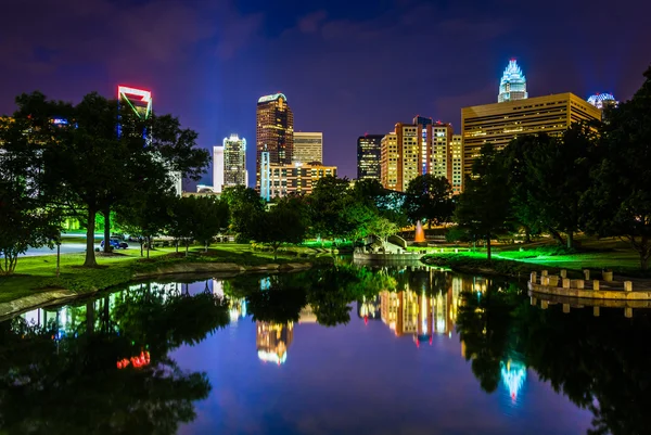 Lo skyline di Charlotte visto a Marshall Park, a Charlotte, Nord — Foto Stock