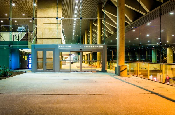 Convention center på natten i baltimore, maryland. — Stockfoto