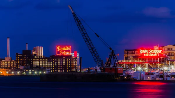 Fabrica de zahăr Domino și restaurantul Rusty Scupper noaptea , — Fotografie, imagine de stoc