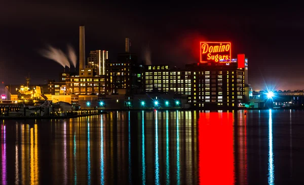 L'usine Domino Sugars la nuit, à Baltimore, Maryland . — Photo