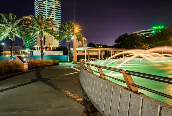 友谊喷泉和建筑物夜间在杰克逊维尔, — 图库照片