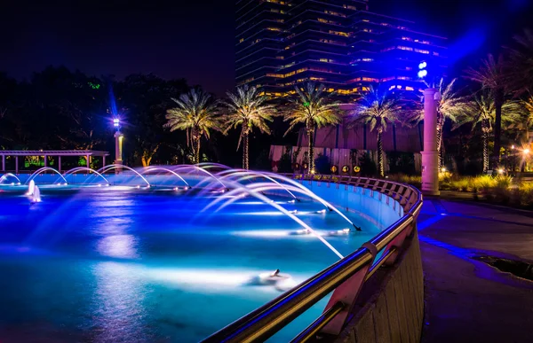 Las fuentes de la amistad y los edificios por la noche en Jacksonville , —  Fotos de Stock