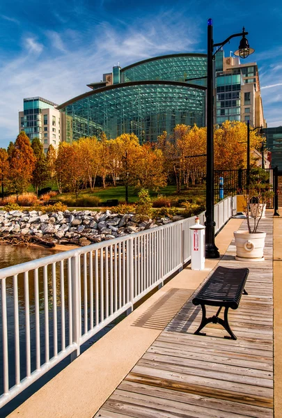 El Gaylord National Resort, visto desde un muelle en el río Potomac — Foto de Stock