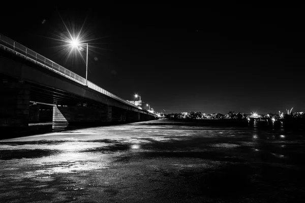 Mostu george mason památník v noci, přes zmrzlé potom — Stock fotografie