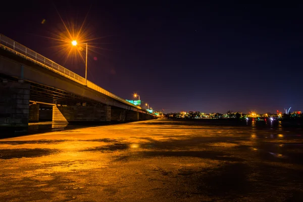 Le pont commémoratif George Mason la nuit, au-dessus du Potom gelé — Photo