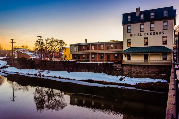 The Hotel Codorus, along Codorus Creek at sunset in downtown Yor — Stock Photo, Image