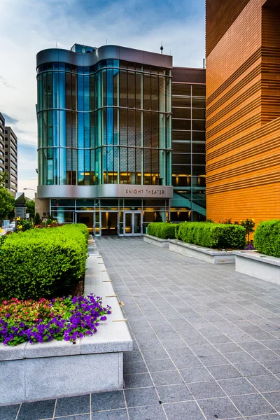 The Knight Theater and a courtyard in downtown Charlotte, North — Stock Photo, Image