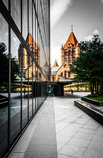 Das john hancock building und die dreifaltigkeitskirche in boston, massach — Stockfoto