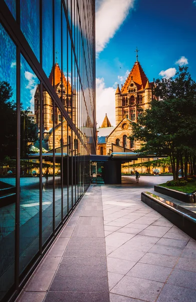 Das john hancock building und die dreifaltigkeitskirche in boston, massach — Stockfoto