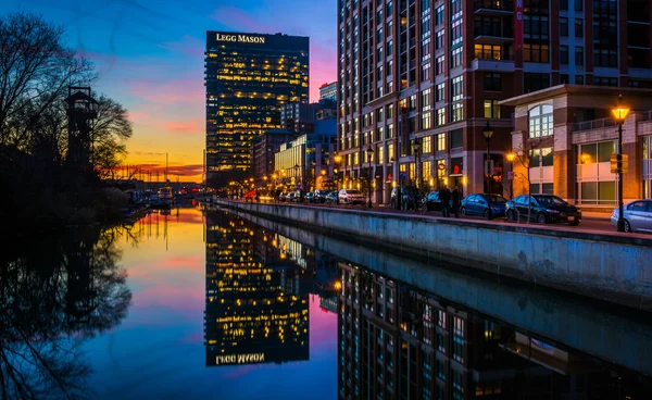 De legg mason gebouw weerspiegeling in het water bij avondschemering, in — Stockfoto