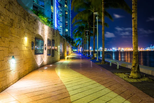 The Miami River Waterfront por la noche, en el centro de Miami, Florida . —  Fotos de Stock