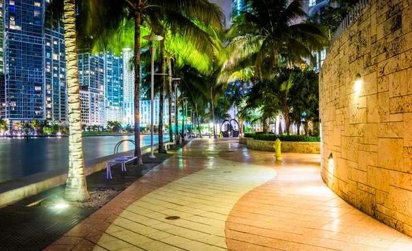 The Miami River Waterfront à noite, no centro de Miami, Flórida . — Fotografia de Stock