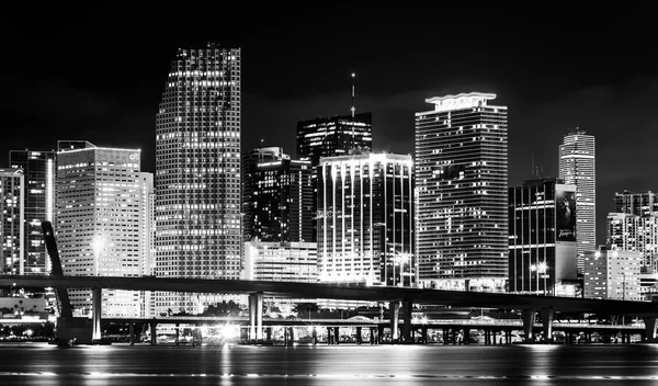 De miami skyline in de nacht, gezien vanuit watson eiland, miami, flor — Stockfoto