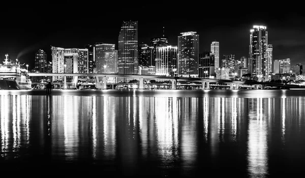 The Miami Skyline at night, seen from Watson Island, Miami, Flor — Stock Photo, Image