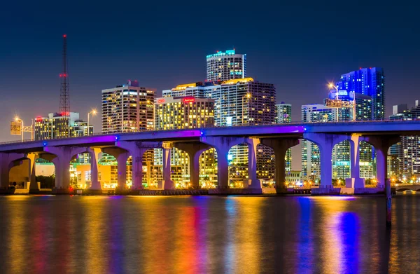 The Miami Skyline at night, seen from Watson Island, Miami, Flor — Stock Photo, Image