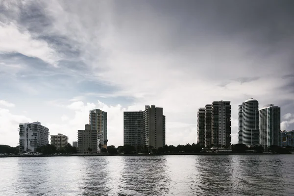 The Miami skyline seen from Virginia Key, in Miami, Florida. — Stock Photo, Image
