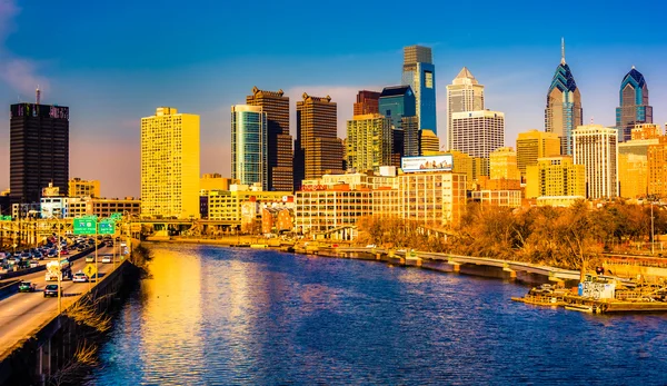 The Philadelphia skyline and Schuylkill River seen from the Sout — Stock Photo, Image