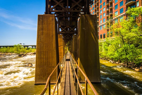 La pasarela del oleoducto sobre el río James en Richmond, Virginia . — Foto de Stock