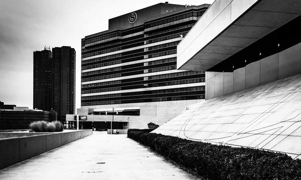 Sheraton sett från charles center skywalk i centrala ba — Stockfoto