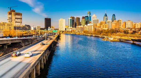 Die Schuylkill-Schnellstraße und die Skyline von Philadelphia von der — Stockfoto