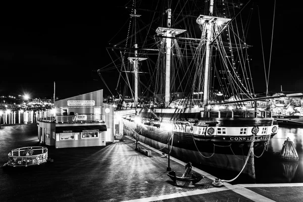 Uss constellation v noci, ve vnitřním přístavu baltimore — Stock fotografie