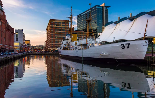 The USS Taney and buildings at the Inner Harbor in Baltimore, Ma — Stock Photo, Image