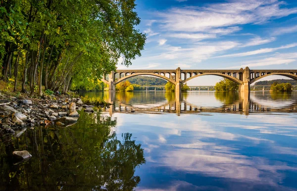 Mostu pomnik weteranów, odzwierciedlające w rzeki susquehanna — Zdjęcie stockowe