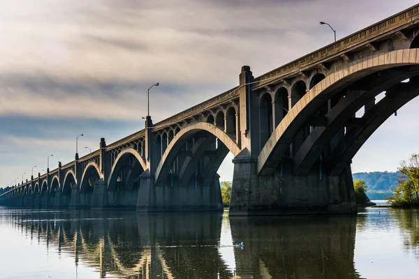 Il ponte commemorativo dei veterani che si riflette nel fiume Susquehanna — Foto Stock