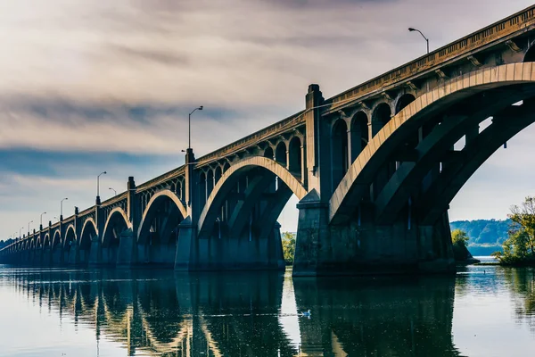 Le pont commémoratif des anciens combattants se reflète dans la rivière Susquehanna — Photo