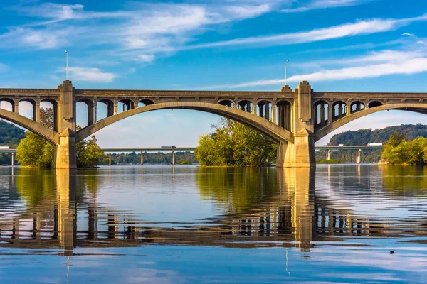 Susquehanna nehre yansıtan veterans memorial Köprüsü — Stok fotoğraf