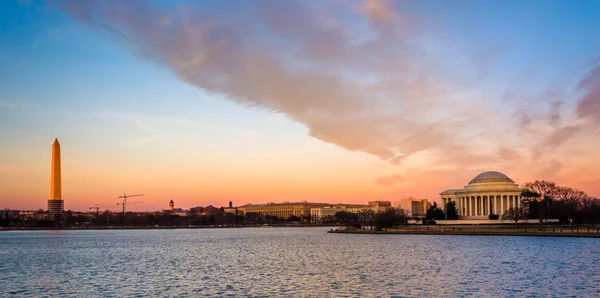The Washington Monument and Thomas Jefferson Memorial at sunset, — Stock Photo, Image