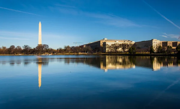 Monumento a Washington reflejado en la Cuenca de la Marea, Washingto — Foto de Stock