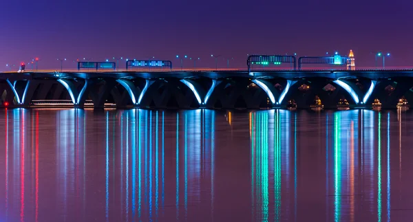 A ponte Woodrow Wilson à noite, vista de National Harbor, M — Fotografia de Stock