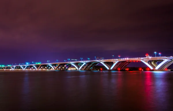 A ponte Woodrow Wilson à noite, vista de Alexandria, Virgin — Fotografia de Stock